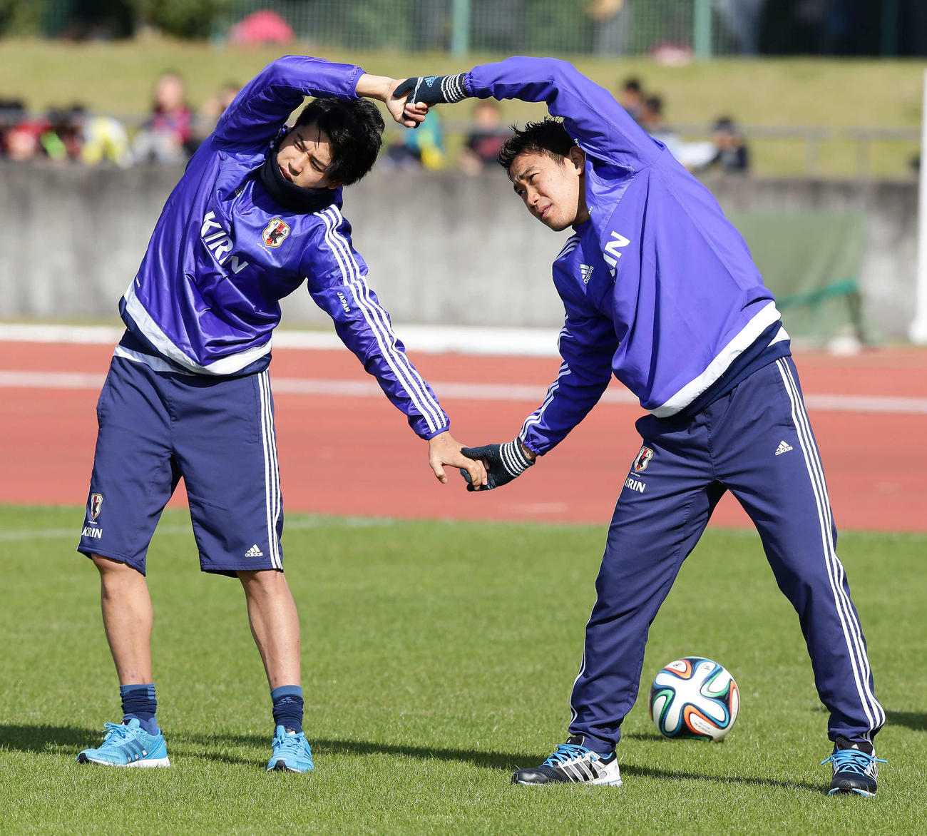 ストレッチを行う香川（右）と内田＝14年11月