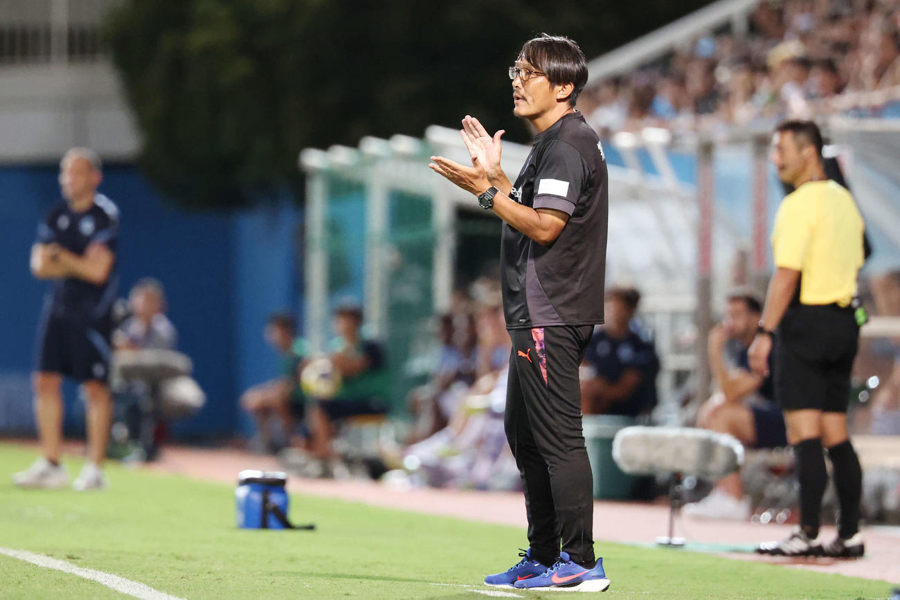 Rソシエダード対横浜FC　前半、手をたたく横浜FC三浦監督（撮影・宮地輝）