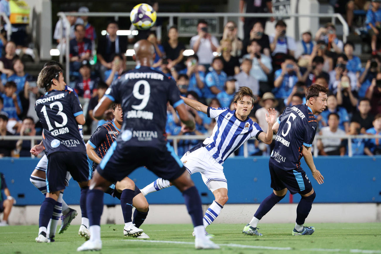 Rソシエダード対横浜FC　前半、シュートを放つRソシエダード久保（撮影・宮地輝）