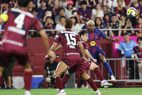 神戸対バルセロナ　前半、クロスを上げるバルセロナ・ヤマル（右）（撮影・前田充）