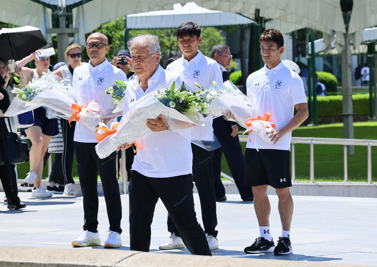 原爆死没者慰霊碑に献花するジーコ氏。後方左から小野伸二氏、中田浩二氏、中田英寿氏（撮影・藤尾明華）