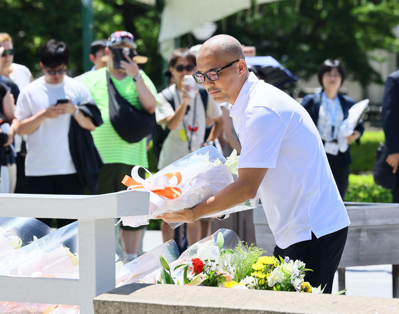 原爆死没者慰霊碑に献花する小野伸二氏（撮影・藤尾明華）
