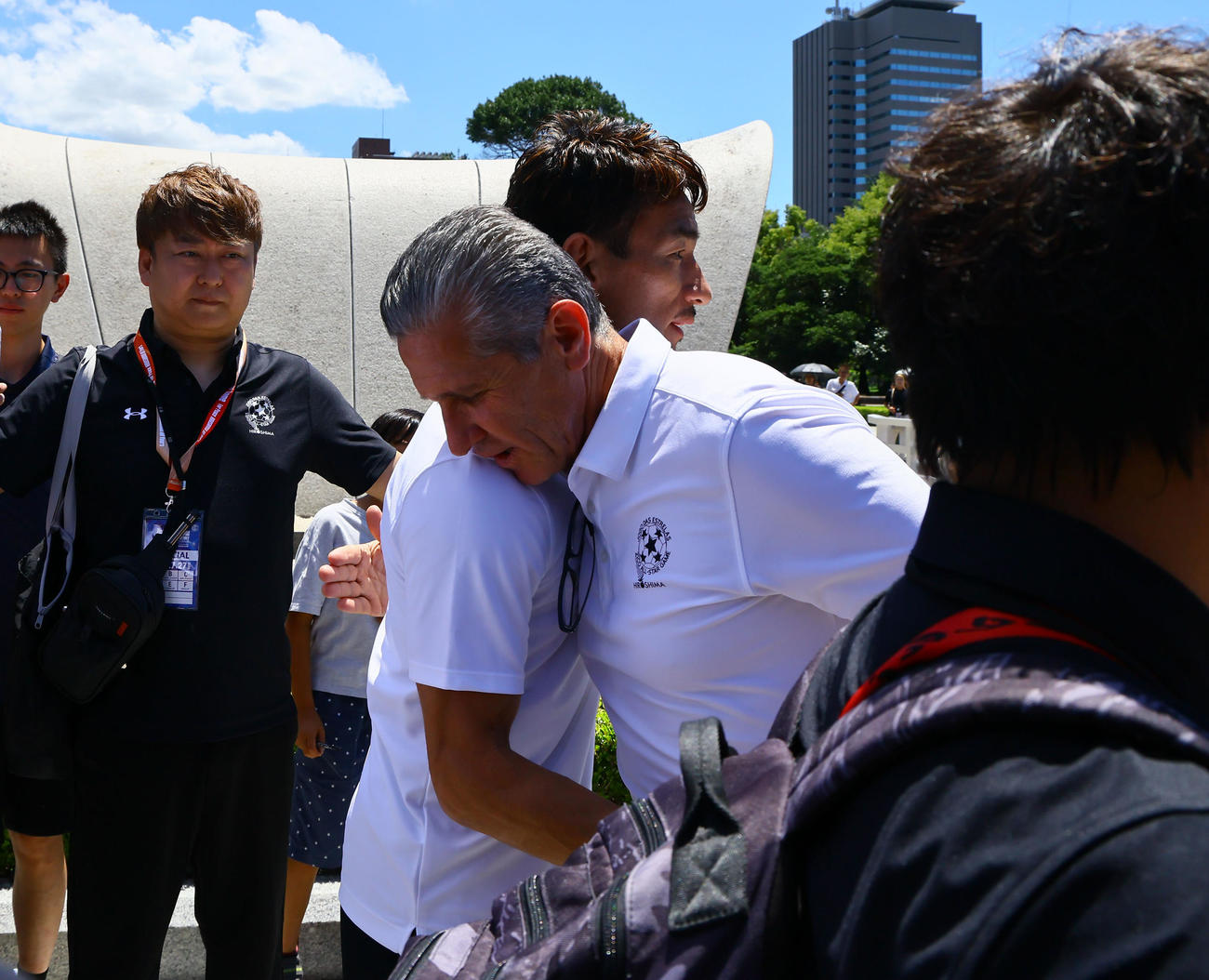 広島市の平和記念公園を訪れジョルジーニョ氏とあいさつを交わす中田英寿氏（撮影・藤尾明華）
