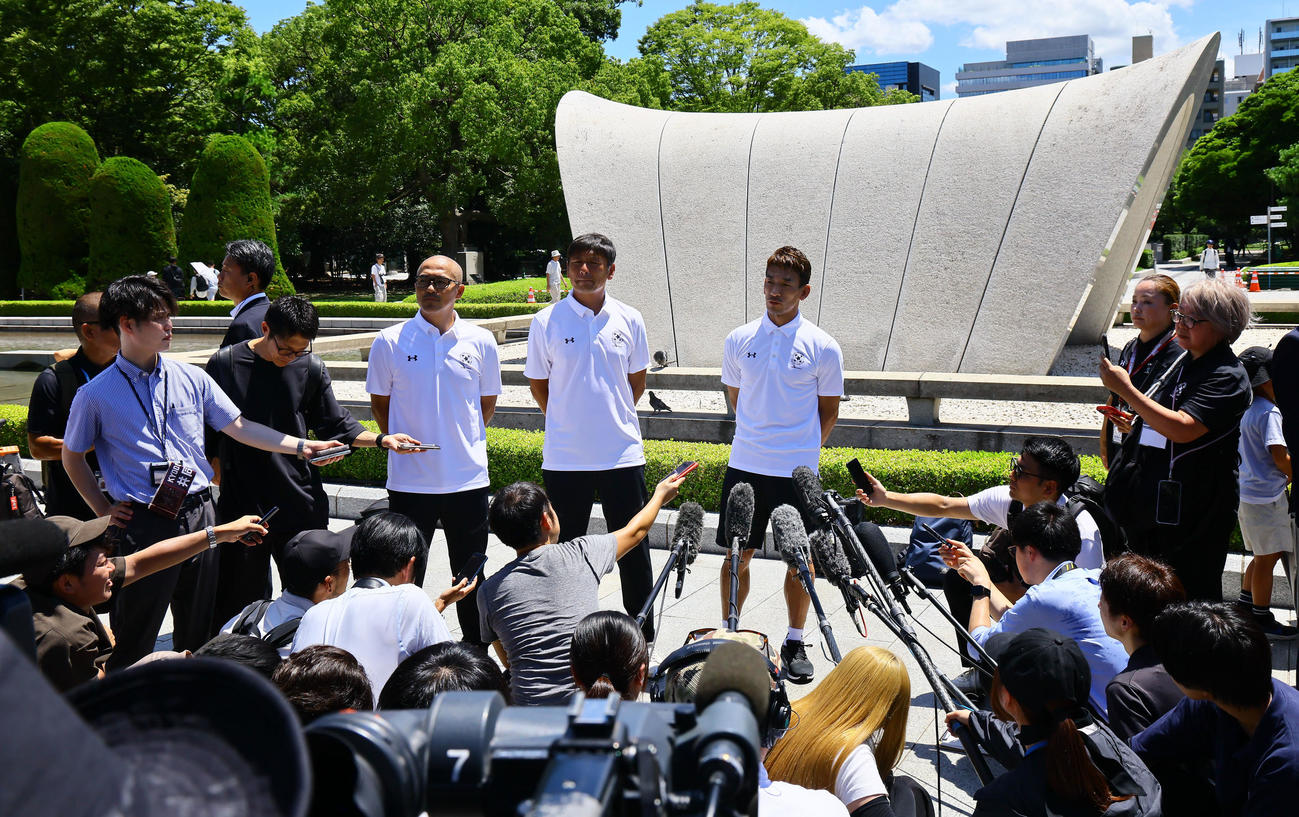 原爆死没者慰霊碑への献花を終え、取材に応じる中田英寿氏（右）、中田浩二氏（中央）、小野伸二氏（撮影・藤尾明華）