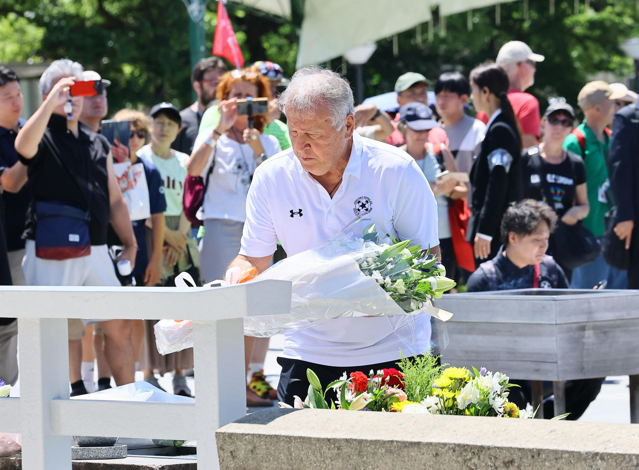 原爆死没者慰霊碑に献花するジーコ氏（撮影・藤尾明華）