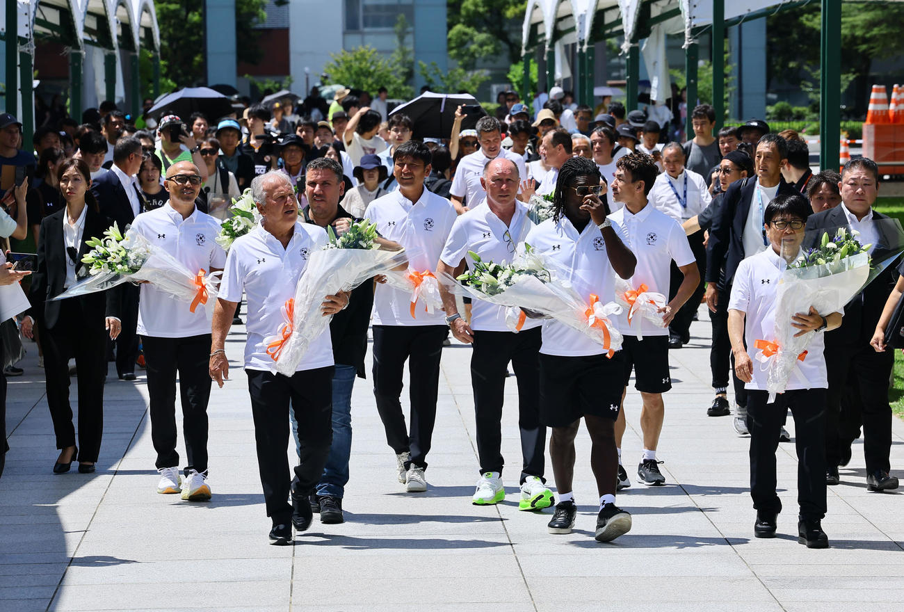 広島市の平和記念公園を訪れ、献花に向かう左から小野伸二氏、ジーコ氏、ジュニオール氏、中田浩二氏、アルシンド氏、せードルフ氏、中田英寿氏ら（撮影・藤尾明華）