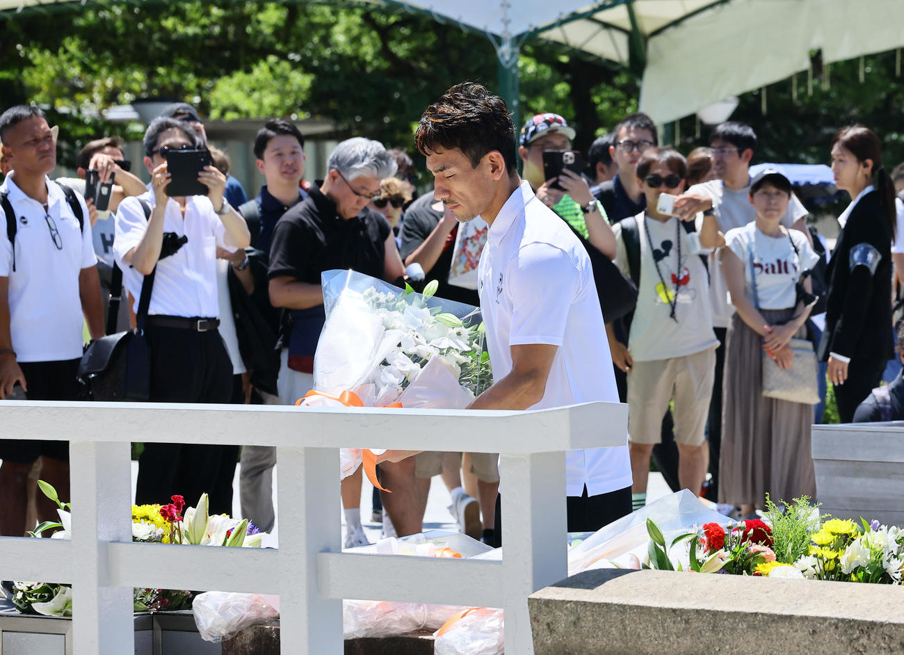 原爆死没者慰霊碑に献花する中田英寿氏（撮影・藤尾明華）