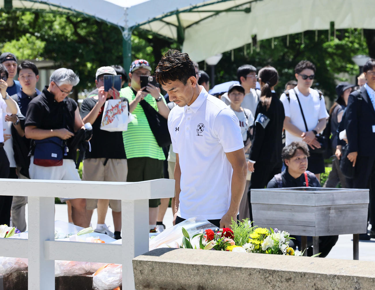 原爆死没者慰霊碑に献花する中田英寿氏（撮影・藤尾明華）