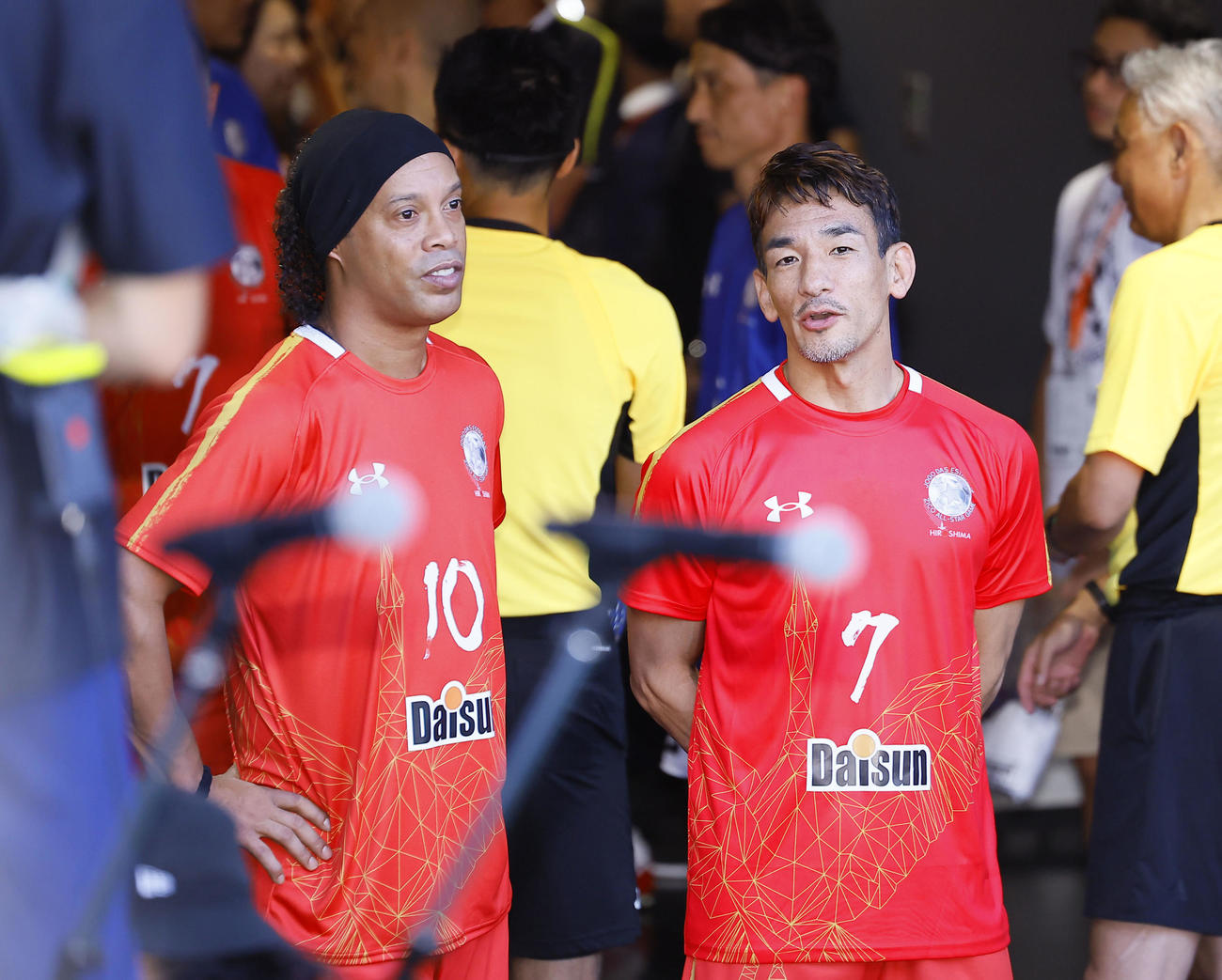 ワールドレジェンド対ジャパンレジェンド　試合前に話しをするロナウジーニョ（左）と中田英寿氏（撮影・藤尾明華）