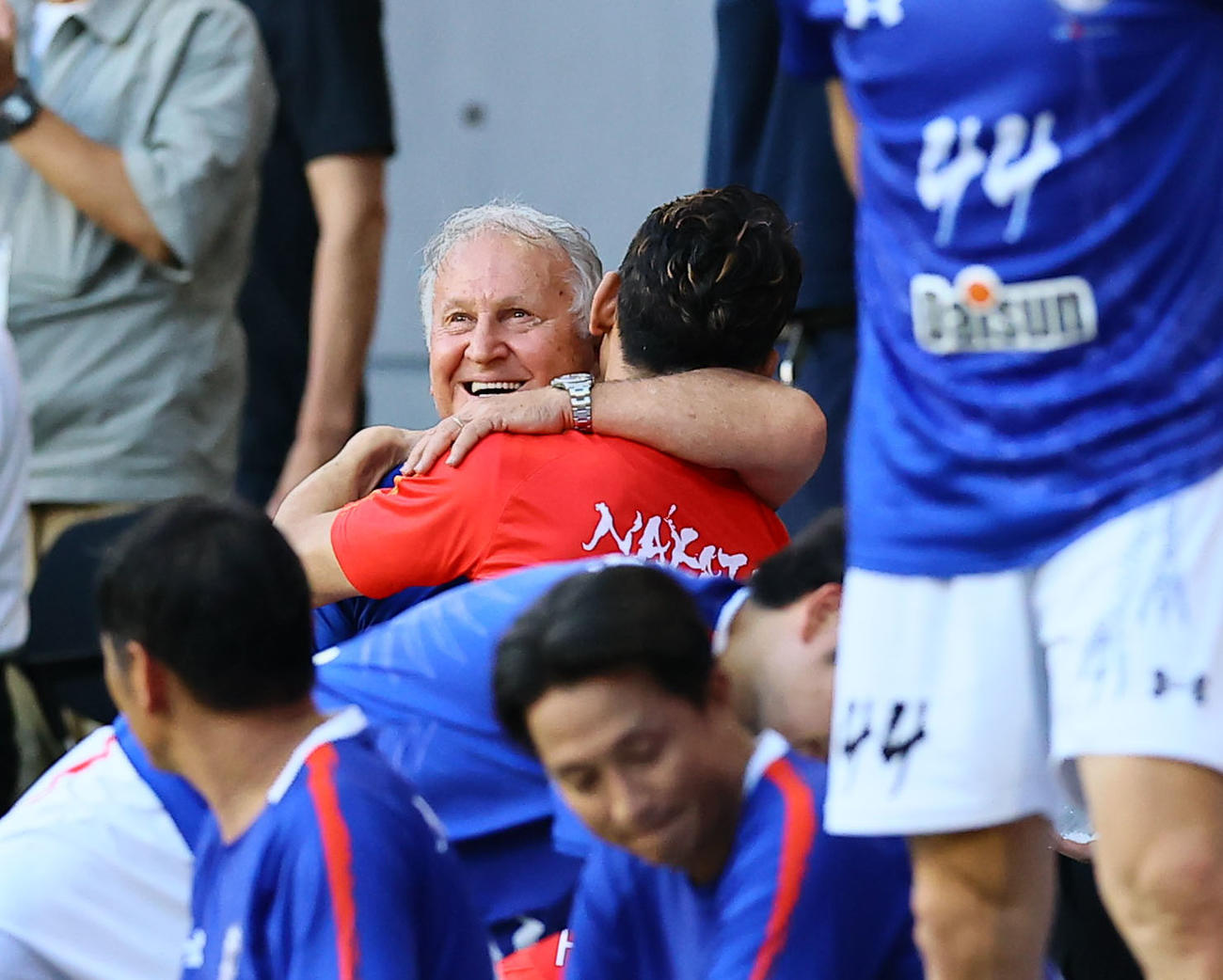 ワールドレジェンズ対ジャパンレジェンズ　試合を終え抱き合うジーコ氏（左）と中田英寿氏（撮影・藤尾明華）