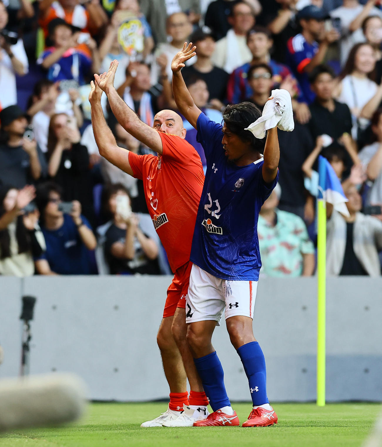 ワールドレジェンズ対ジャパンレジェンズ　試合を終え、ダンスをするモネール（左）と中沢佑二（撮影・藤尾明華）