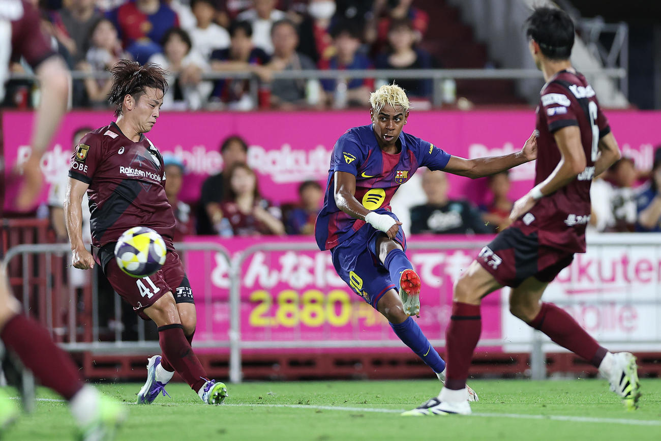 神戸対バルセロナ　前半、シュートを放つバルセロナ・ヤマル（中央）（撮影・前田充）