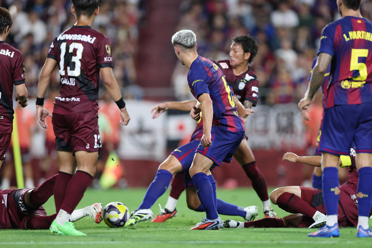 神戸対バルセロナ　前半、CKの混戦からエリック・ガルシアが押し込みバルセロナが先制する（撮影・前田充）