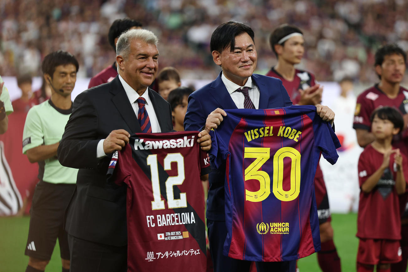 神戸対バルセロナ　試合前、ユニホームを交換したバルセロナのラポルタ会長（左）と楽天三木谷会長（撮影・前田充）