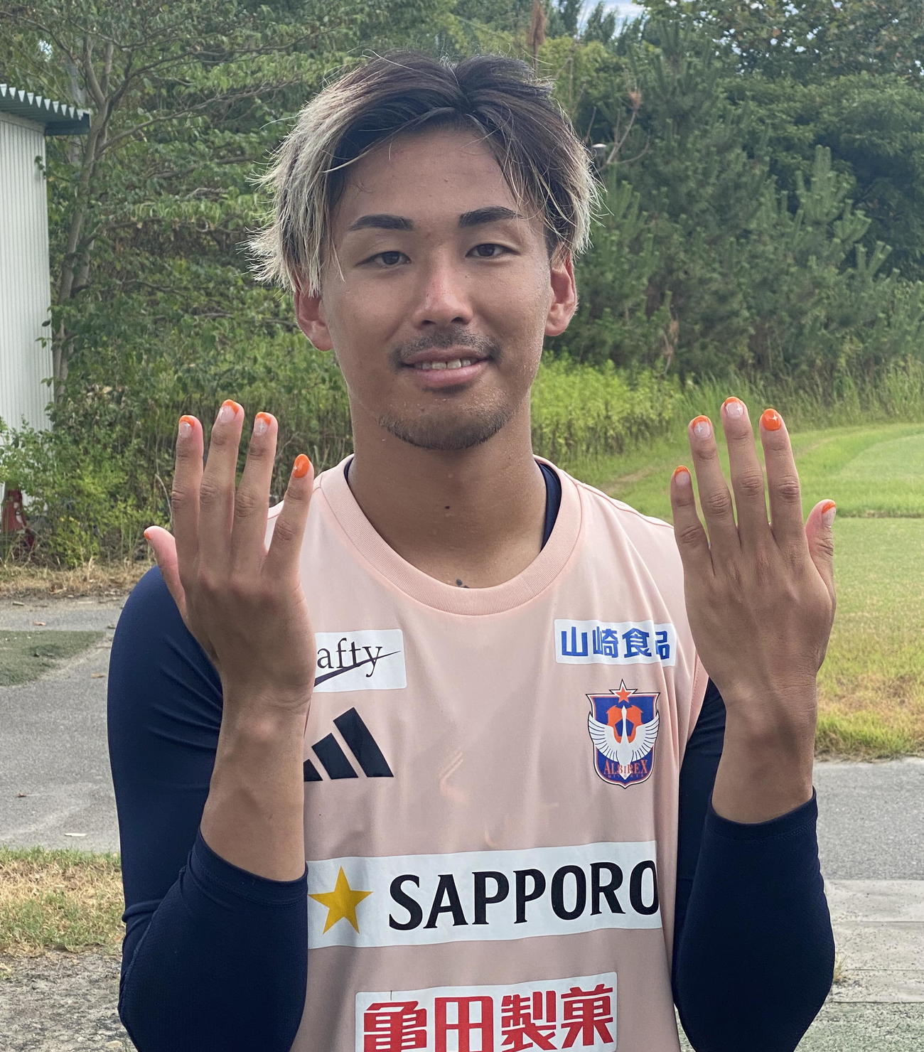 新潟のチームカラーであるオレンジ色のネイルをする舩木（撮影・小林忠）