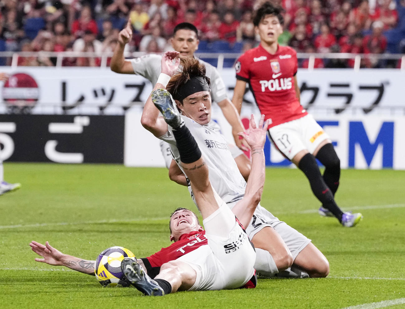 浦和―福岡　後半、激しく競り合う福岡安藤と浦和マテウスサビオ（下）（共同）