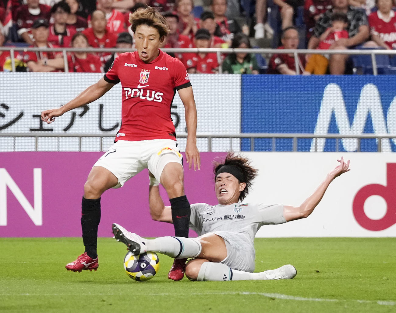 浦和―福岡　前半、競り合う浦和金子（左）と福岡安藤（共同）
