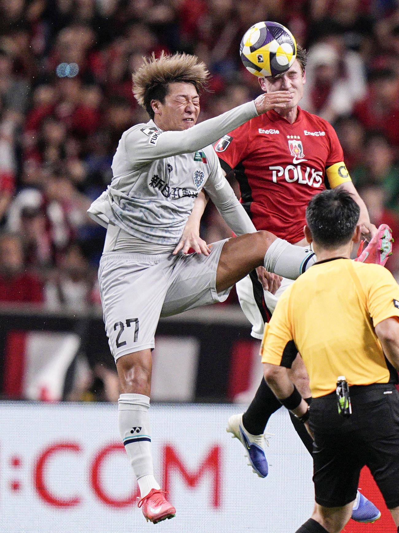 前半、空中で競り合う福岡・碓井（左、共同）