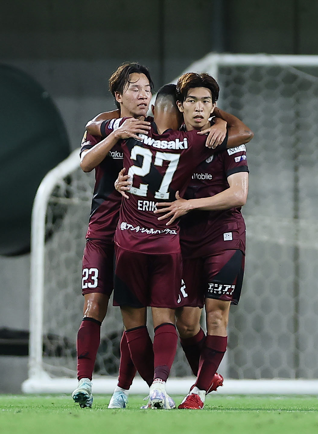 神戸対バルセロナ　前半、同点ゴールを決め祝福される神戸宮代（右）（撮影・前田充）