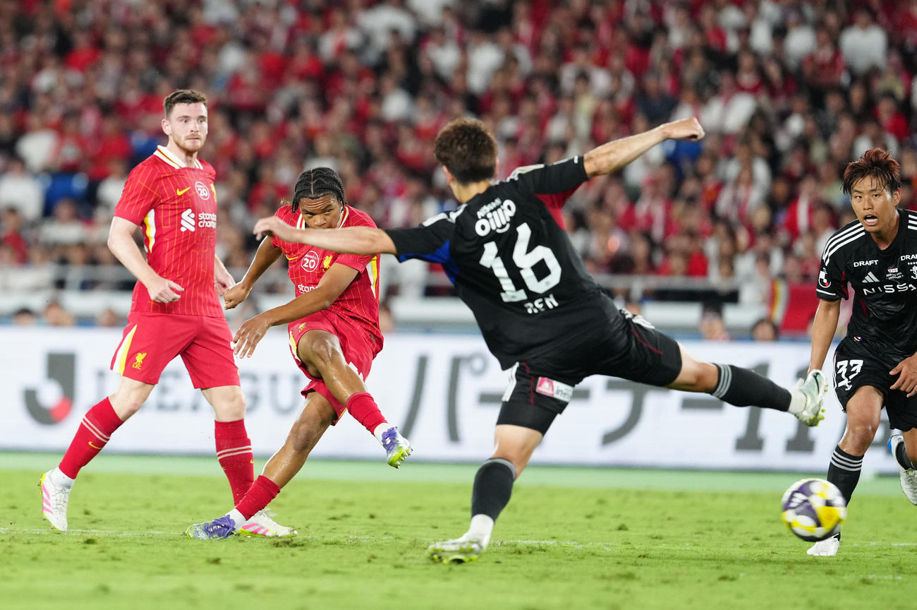 横浜対リバプール　後半、ゴールを決めるリバプール・ングモハ（左から2人目）（撮影・江口和貴）