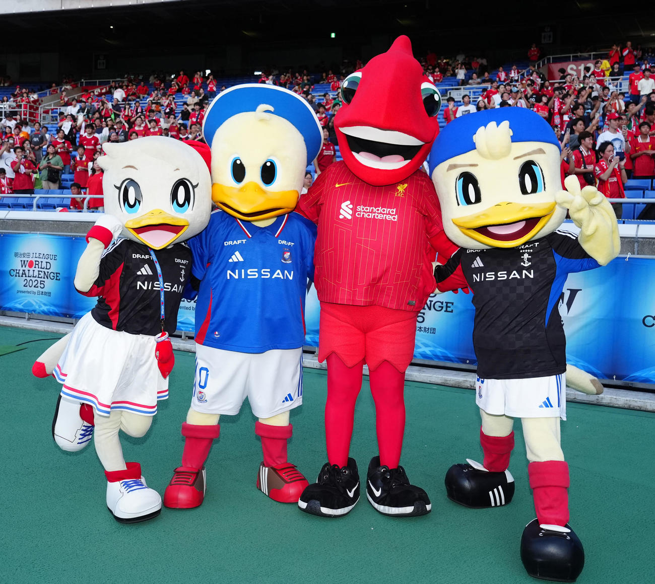 横浜対リバプール　試合前、写真に納まる、左からマリン、マリノス君、マイティ・レッド、マリノスケ（撮影・江口和貴）