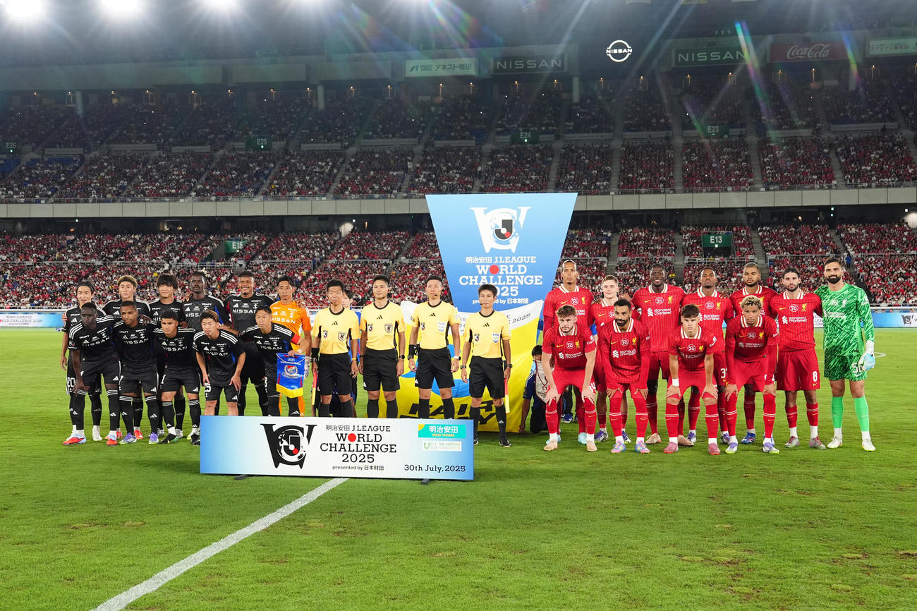 横浜対リバプール　試合前、集合写真に納まる選手たち（撮影・江口和貴）