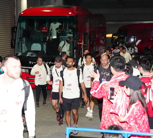 横浜対リバプール スタジアムに到着した遠藤(中央)らリバプールの選手たち(撮影・江口和貴)