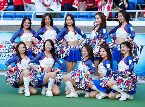 横浜対リバプール 試合前、写真に納まるトリコロールマーメイズのメンバー(撮影・江口和貴)
