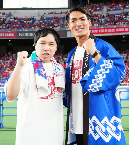横浜対リバプール 試合前、写真に納まる霜降り明星のせいや(左)と槙野氏(撮影・江口和貴)