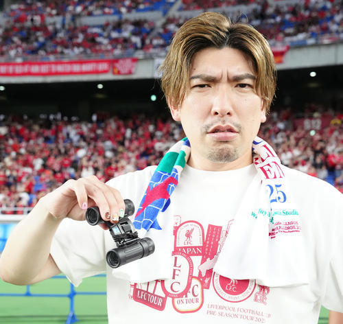 横浜対リバプール 試合前、写真に納まるEXITりんたろー。(撮影・江口和貴)