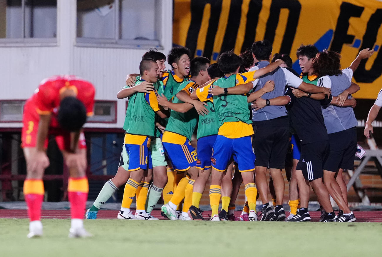 名古屋U－18対仙台ユース　試合終了のホイッスルを聞き、歓喜の輪をつくる仙台ユースの選手たち（撮影・江口和貴）