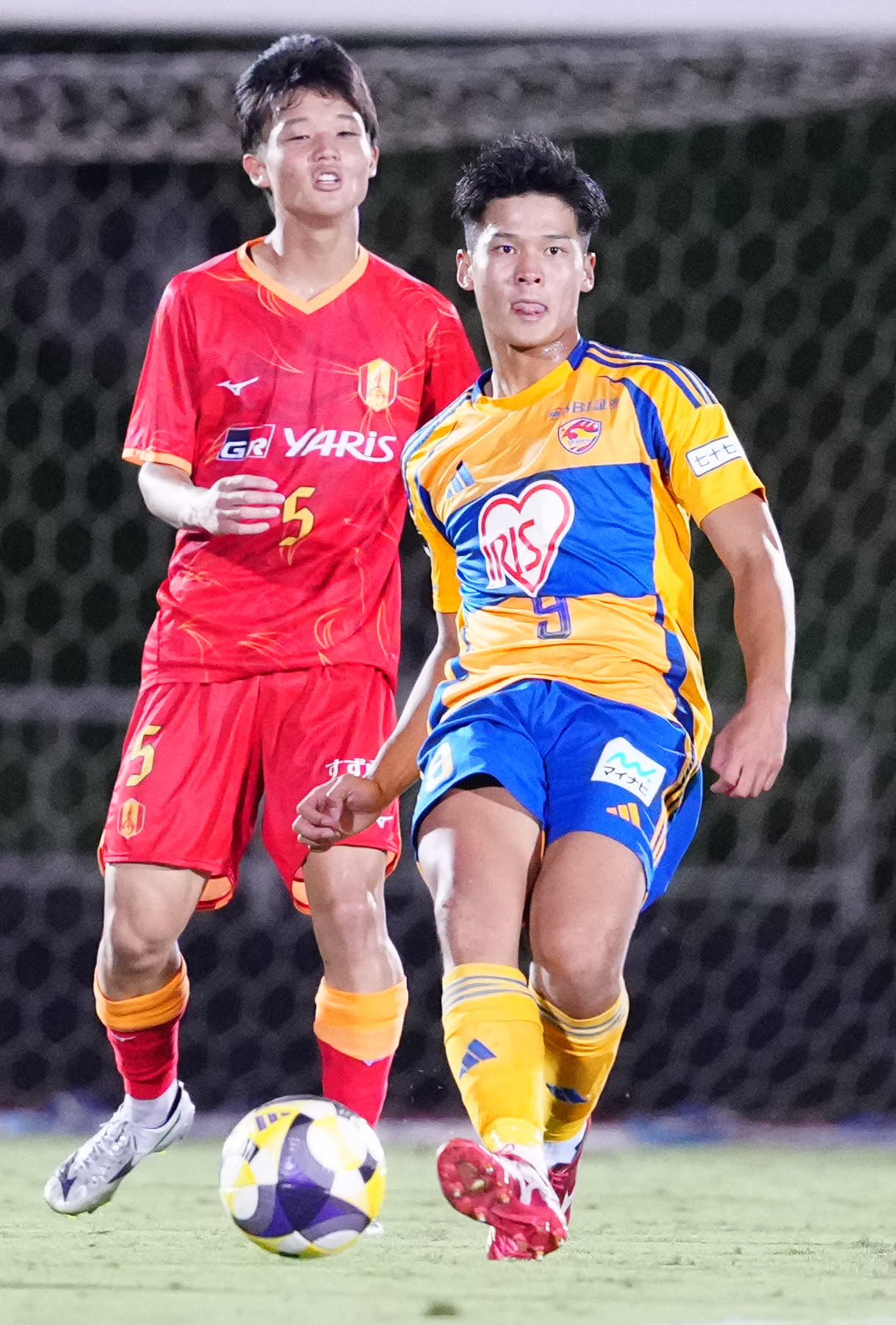 名古屋U－18対仙台ユース　後半、パスを出す仙台ユース・古屋（右）（撮影・江口和貴）