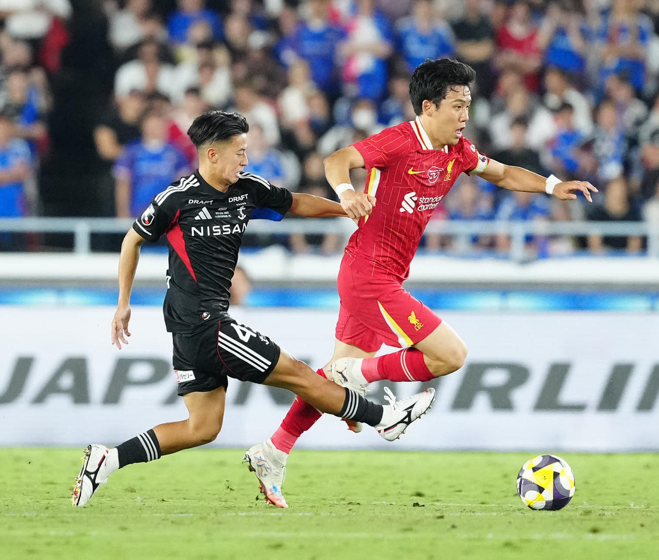 横浜対リバプール　後半、ドリブルするリバプールの遠藤（右）。左は横浜松村（撮影・江口和貴）