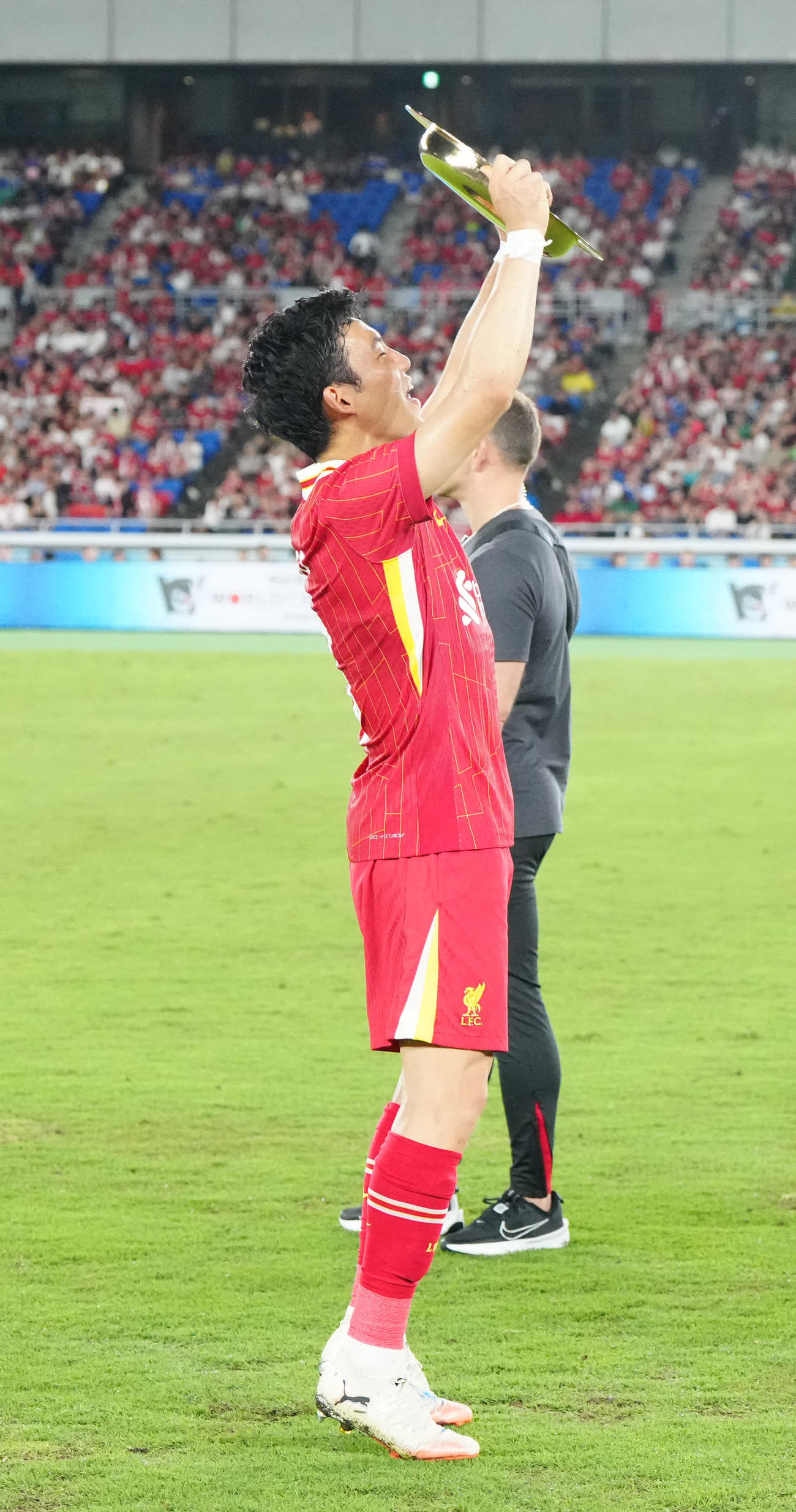 横浜対リバプール　試合後、プレートを掲げるリバプール遠藤（撮影・江口和貴）