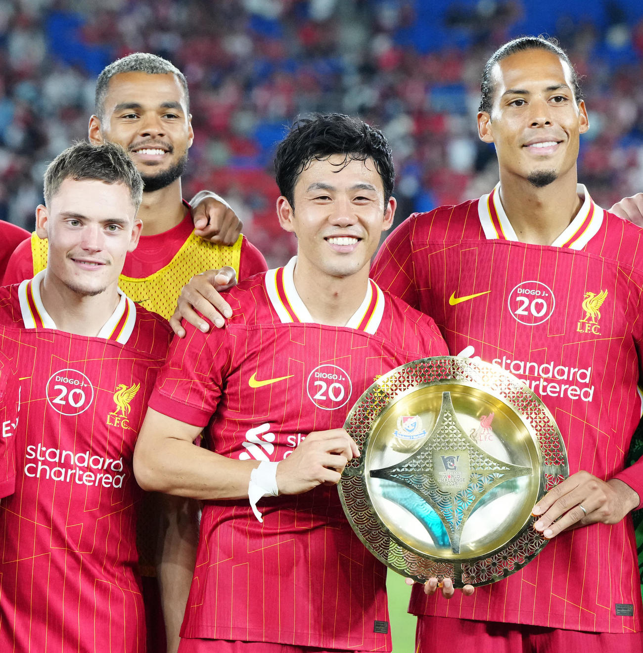 横浜対リバプール　試合後、集合写真に納まる遠藤（中央）らリバプールの選手たち。右はファン・ダイク、左はビルツ（撮影・江口和貴）