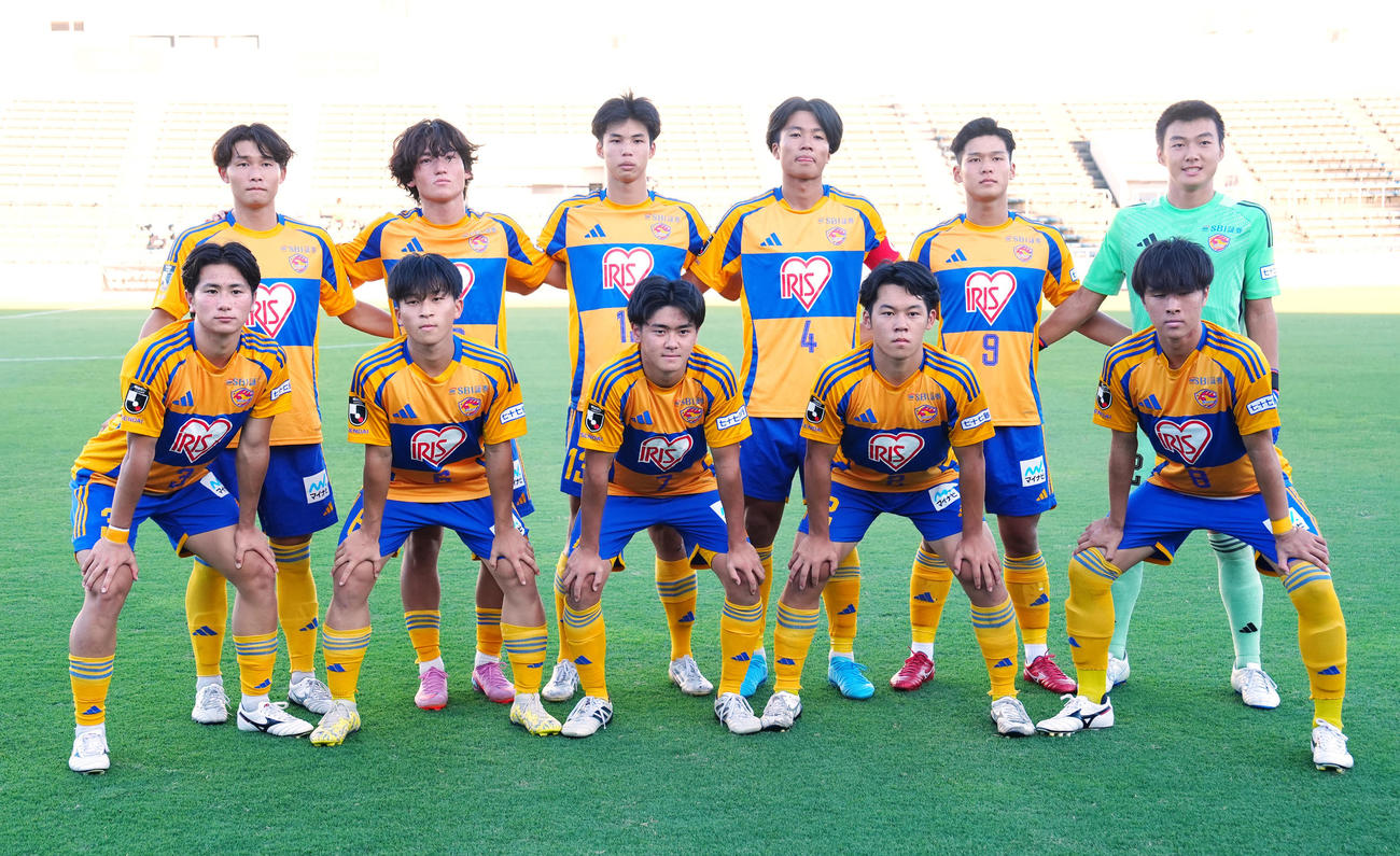 鹿島ユース対仙台ユース　試合前、集合写真に納まる仙台ユースの選手たち（撮影・江口和貴）