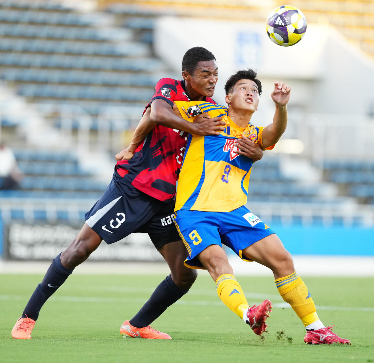 鹿島ユース対仙台ユース　前半、競り合う仙台ユース・古屋（右）と鹿島ユース・ウデンバ（撮影・江口和貴）