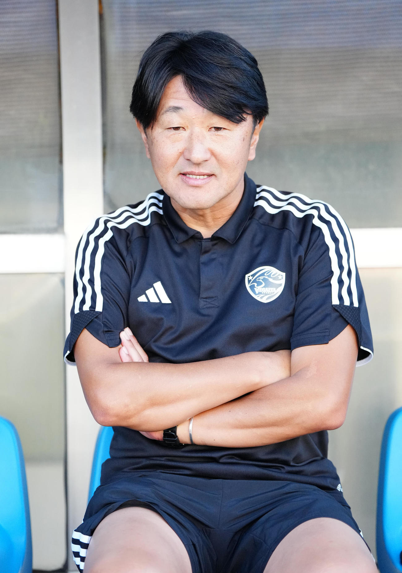 鹿島ユース対仙台ユース　試合前、ベンチに座る仙台ユース・加藤監督（撮影・江口和貴）