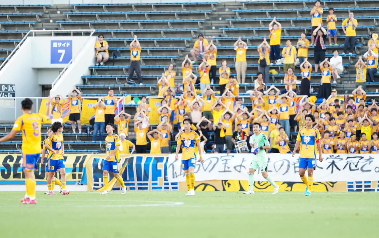 鹿島ユース対仙台ユース　前半、鹿島ユース・福岡に先制ゴールを決められた仙台ユースの選手たち（撮影・江口和貴）