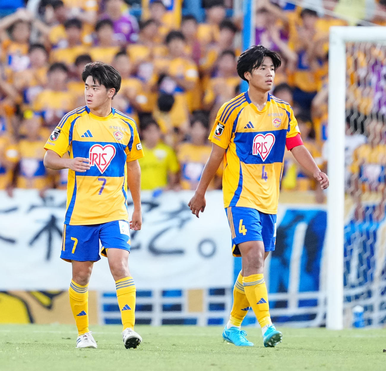 鹿島ユース対仙台ユース　前半、鹿島ユース・高木瑛にゴールを決められ、厳しい表情の仙台ユース・浅尾（左）と永井（撮影・江口和貴）