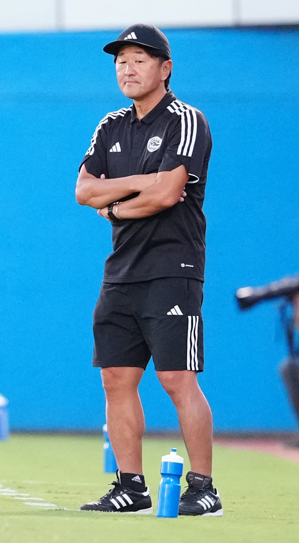 鹿島ユース対仙台ユース　前半、戦況を見つめる仙台ユース・加藤監督（撮影・江口和貴）