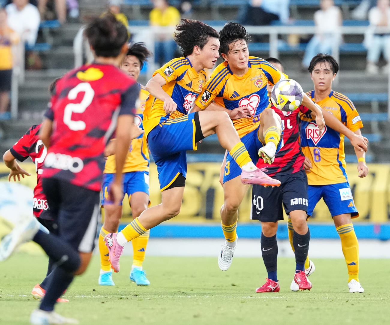 鹿島ユース対仙台ユース　前半、ボールに向かう仙台ユース・似内（中央右）と稲木（同左）（撮影・江口和貴）