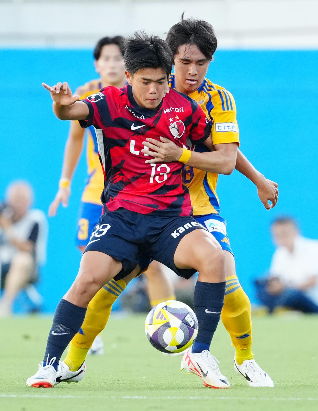 鹿島ユース対仙台ユース　前半、競り合う鹿島ユース・高木瑛（手前）と仙台ユース・池田（撮影・江口和貴）