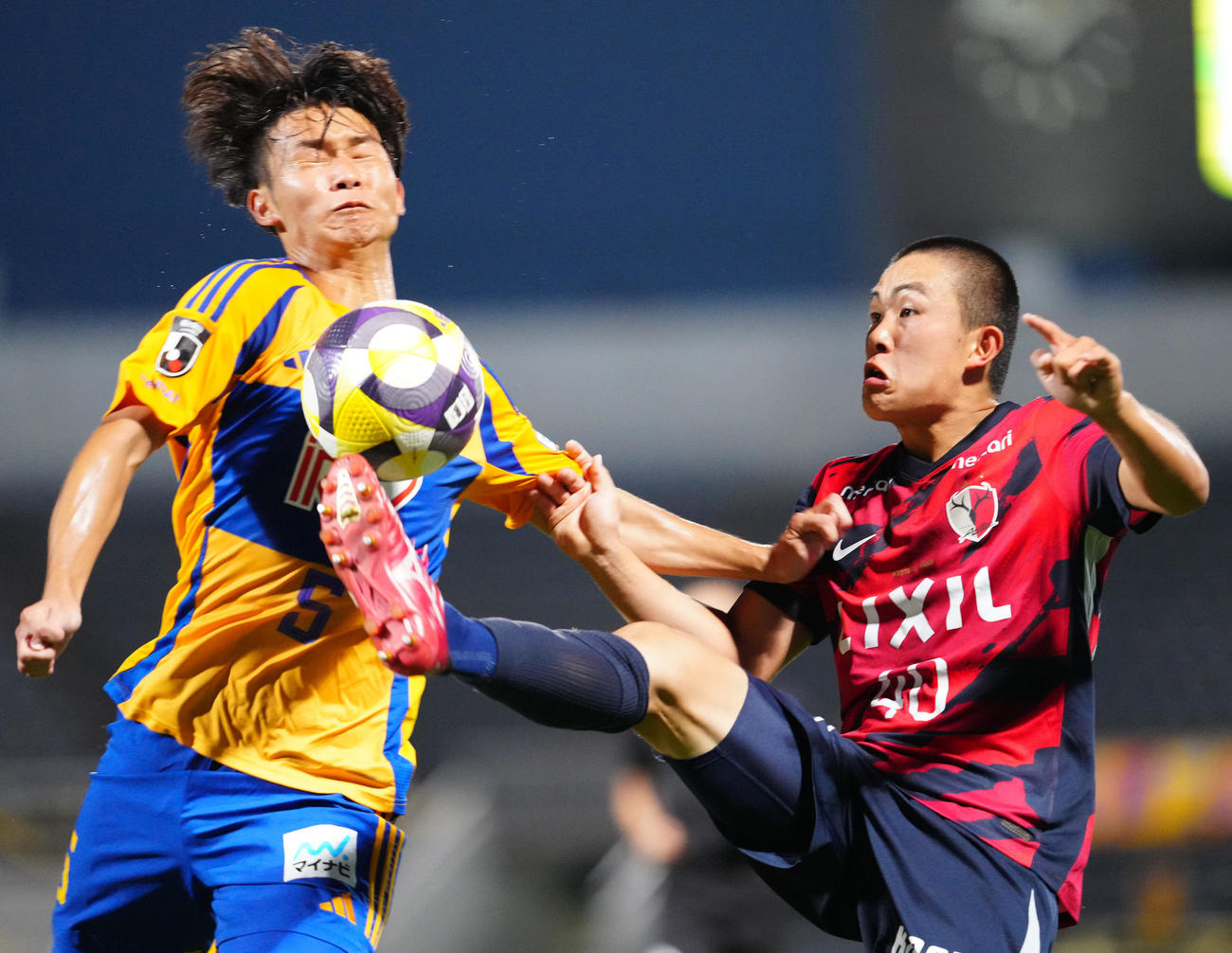 鹿島ユース対仙台ユース　後半、競り合う鹿島ユース・吉田（右）と仙台ユース・今野（撮影・江口和貴）