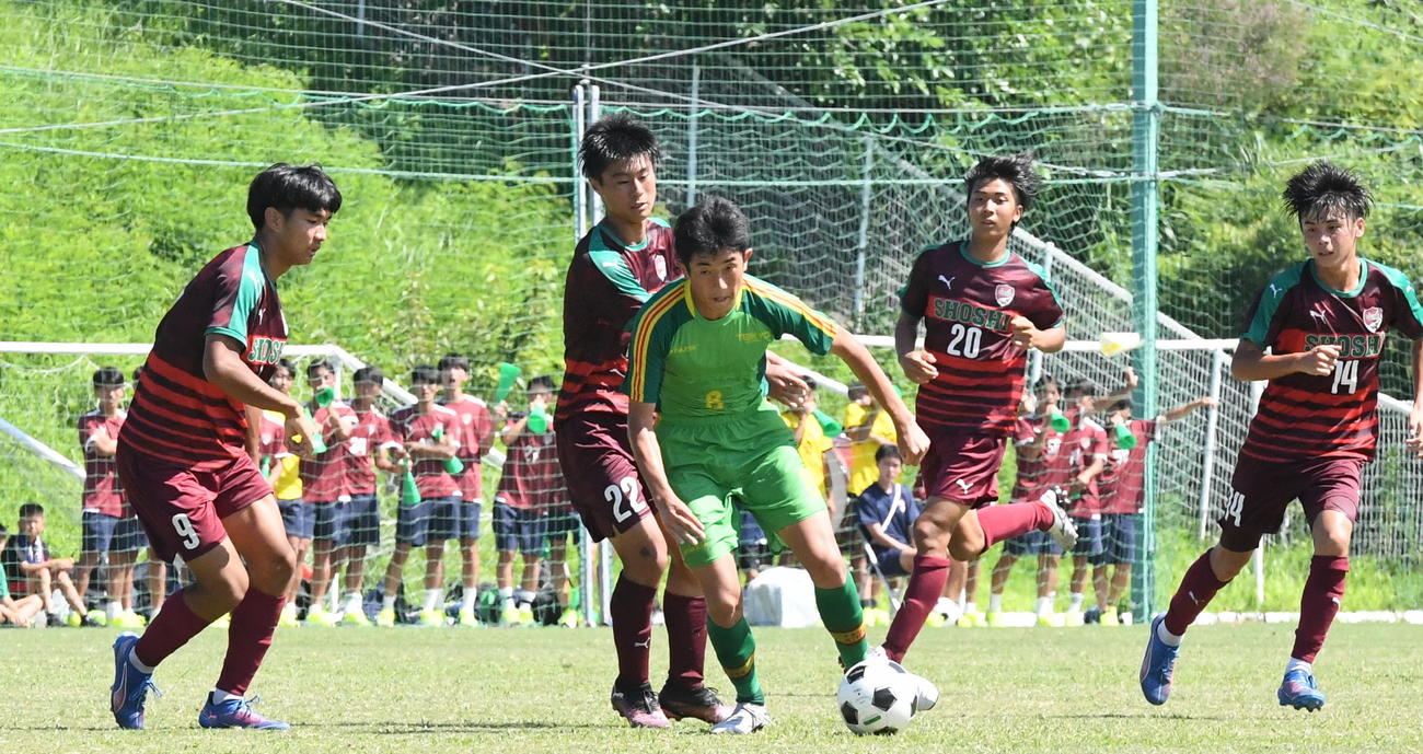 相手に囲まれながらドリブルする帝京長岡・中沢（左から3人目）（撮影・小林忠）
