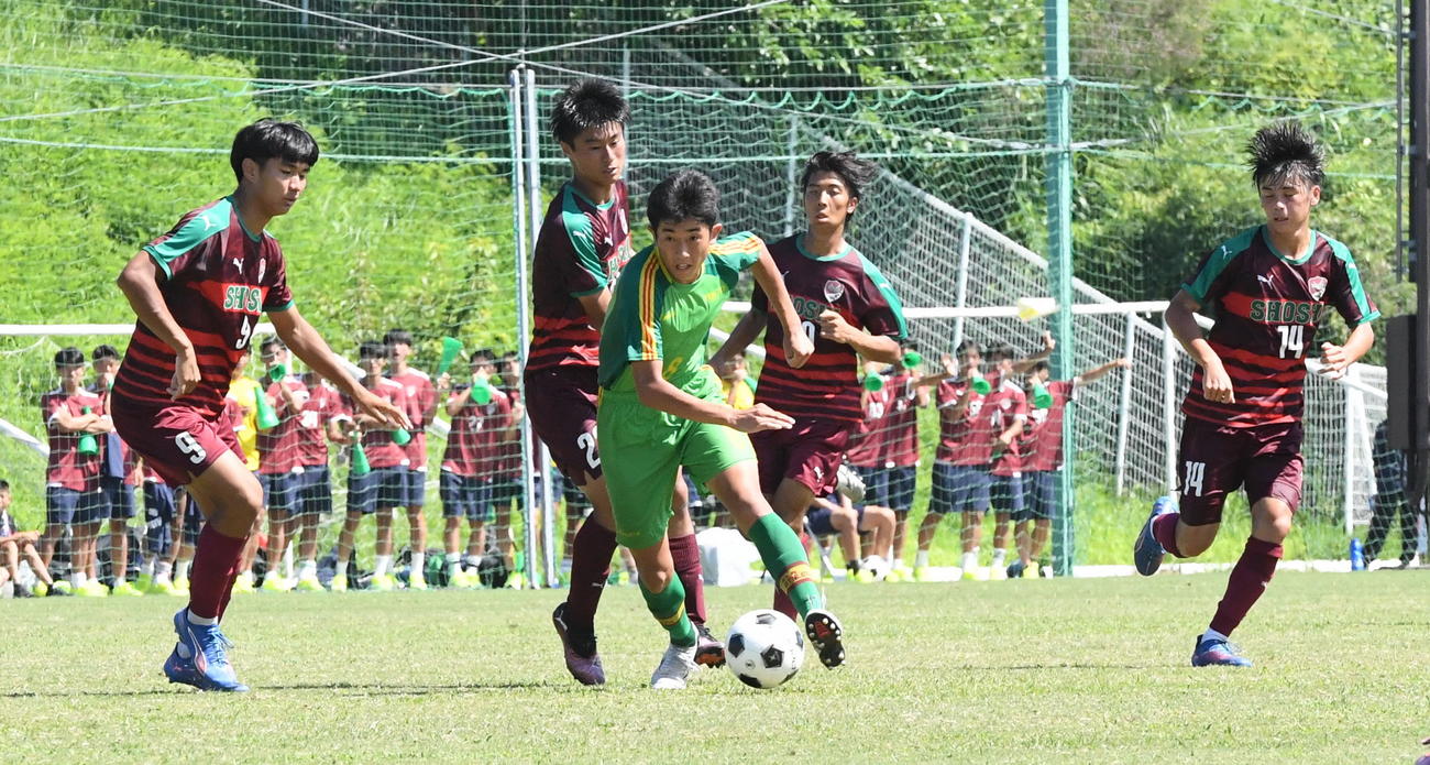 相手に囲まれながらドリブルする帝京長岡・中沢（左から3人目）（撮影・小林忠）
