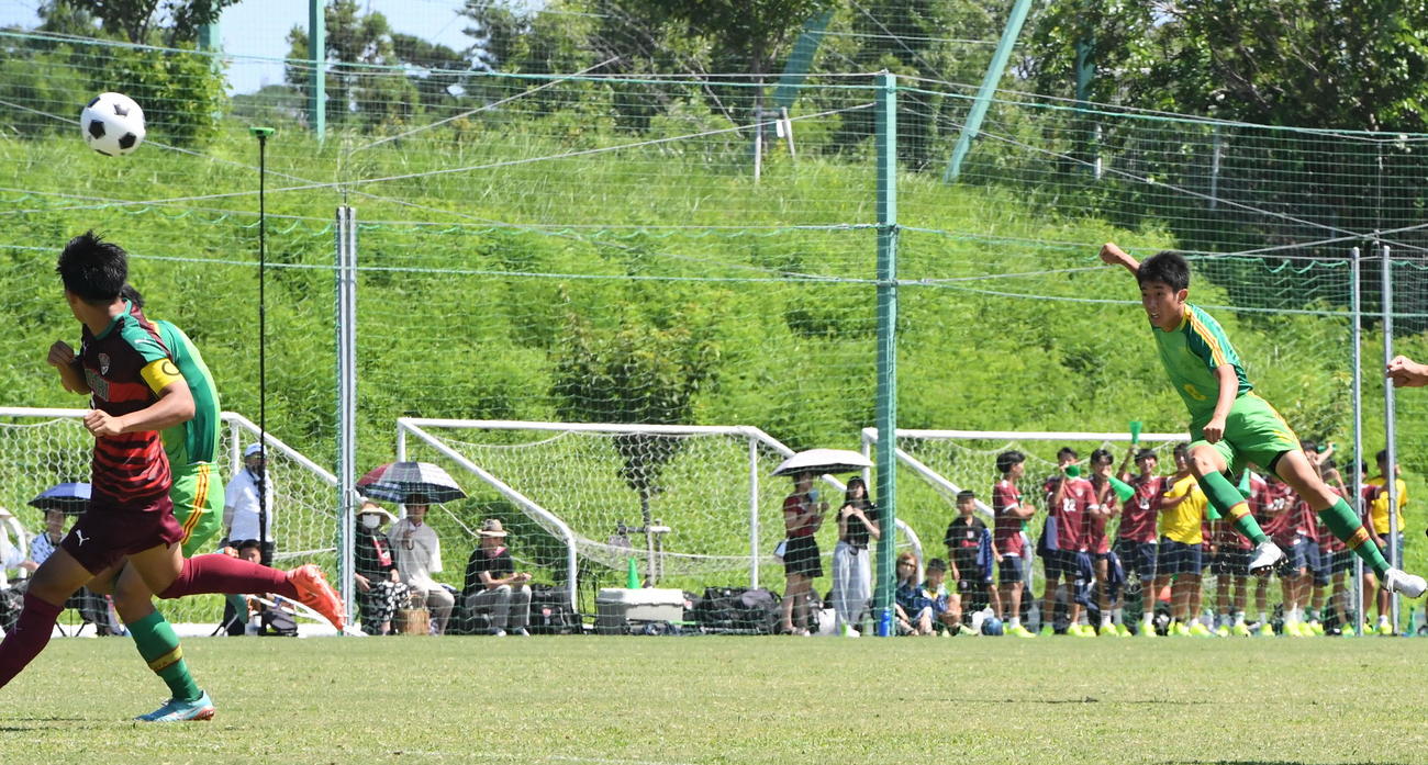 後半にクロスバー直撃のミドルシュートを放つ帝京長岡・中沢（右）（撮影・小林忠）