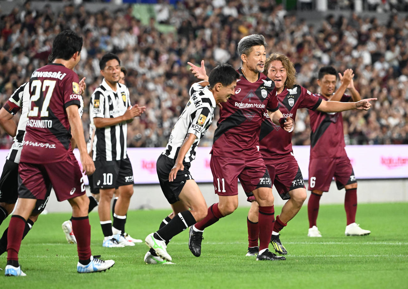 神戸ドリームズ対ワールドドリームズ　後半、PKを決めたワールドドリームズ・三浦カズはダンスを披露する（撮影・和賀正仁）