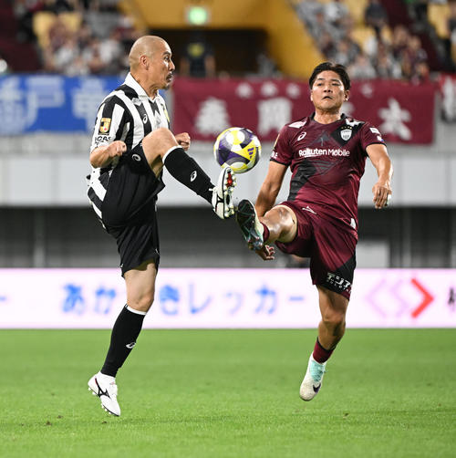 神戸ドリームズ対ワールドドリームズ　前半、近藤（左）と競り合う大久保（撮影・和賀正仁）