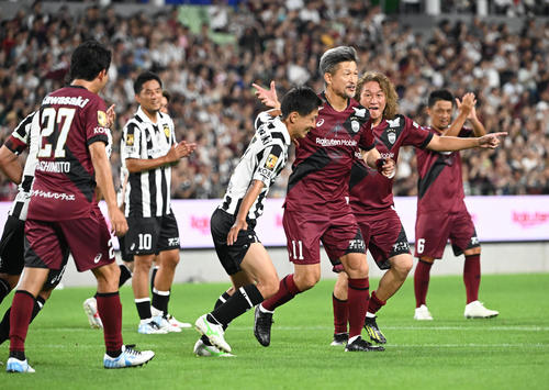 神戸ドリームズ対ワールドドリームズ　後半、PKを決めたワールドドリームズ・三浦カズはダンスを披露する（撮影・和賀正仁）